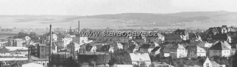 bozenynemcove (3).jpg - Panoramatický pohled na ulici Boženy Němcové a okolí ve zvětšeném výřezu z fotografie z roku 1937.